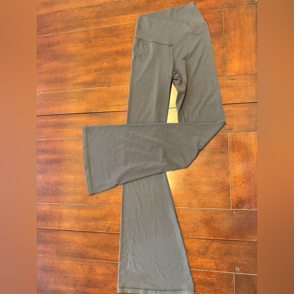 Aerie Offline Gray Flared Leggings (Size Small)